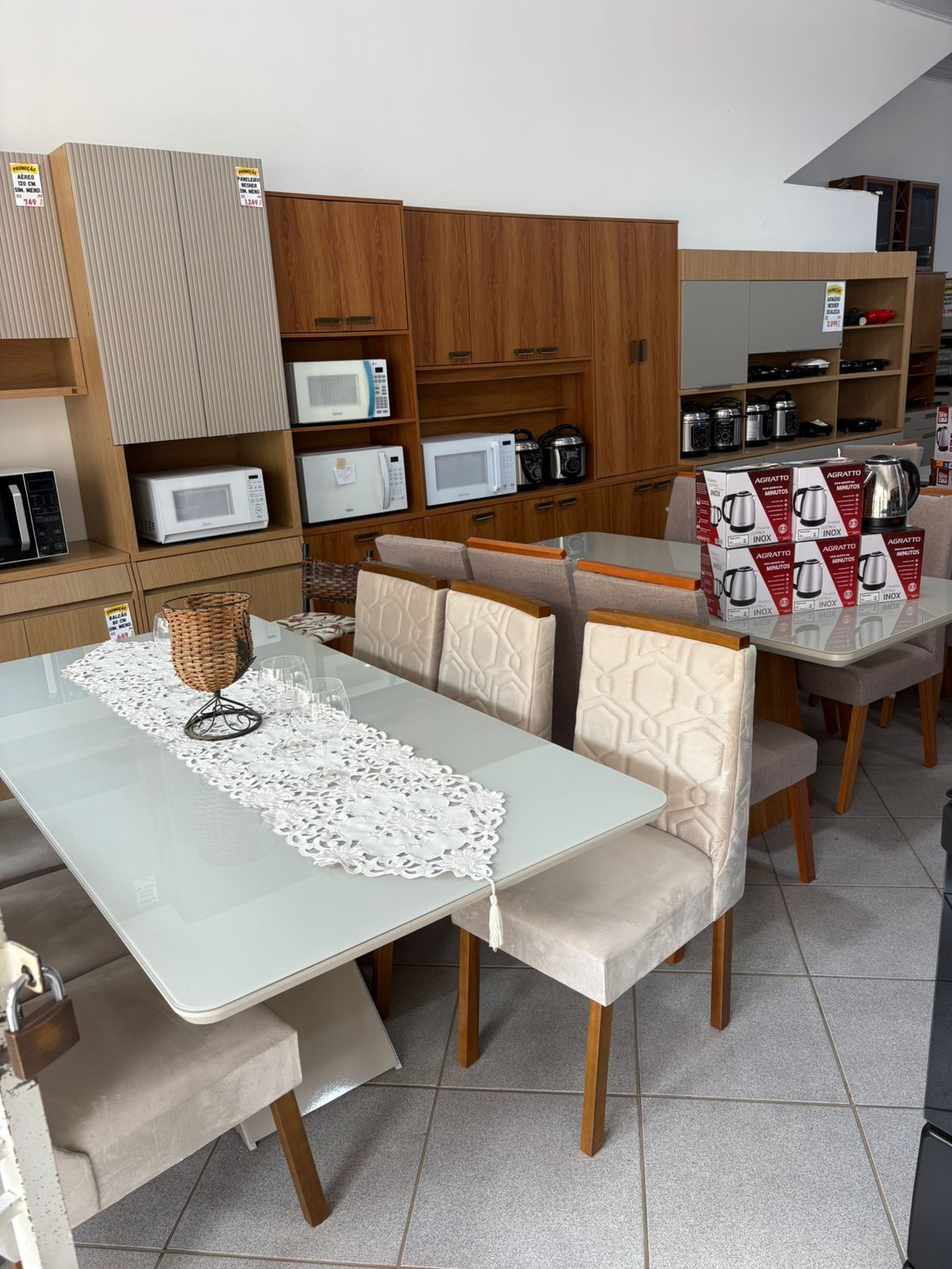 Mesa de jantar com armários e eletros em ambiente decorado